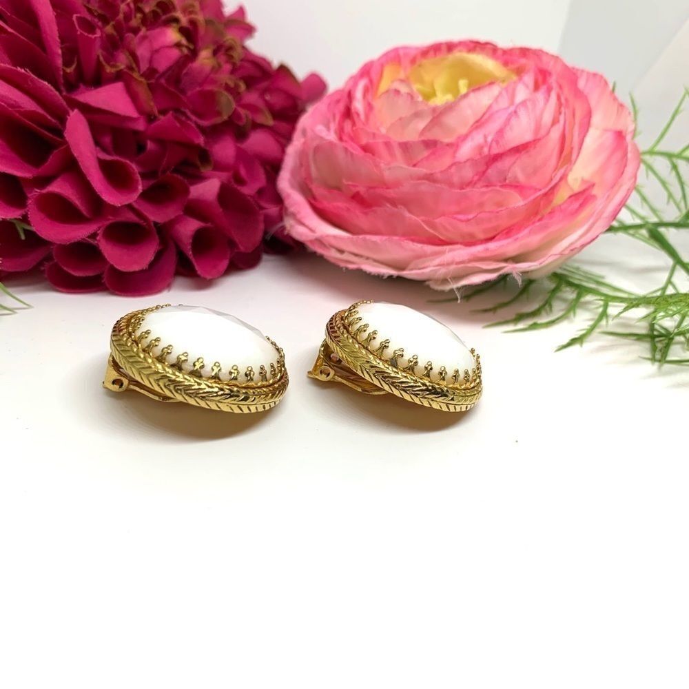 VINTAGE⚜️ESTATE Milk Glass Faceted Crystal & Gold Filigree Clip Earrings - Picture 5 of 11